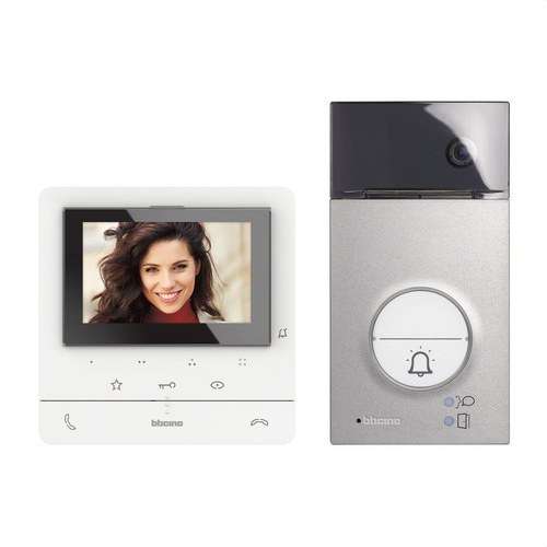 Video komplet za 1 stan, 2 žice, ploča LINEA 3000 i napredni hands-free monitor Classe 100 s referencom 364612 marke BTICINO